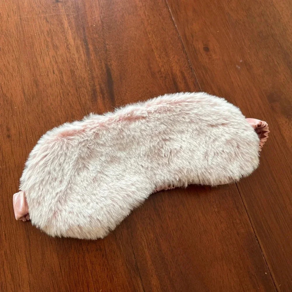 Light pink faux fur eye mask with beads inside - Picture 5 of 6